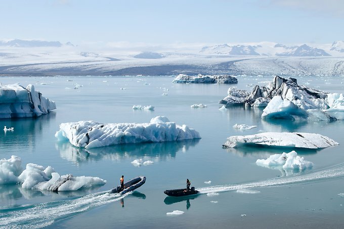 Landskap med båtar i arktis
