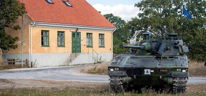 Stridsvagn utanför hus på Gotland.