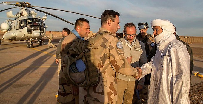Dennis Gyllensporre samtalar med personer i Mali.